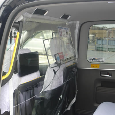 車両内に感染対策のビニールシートを設けております。